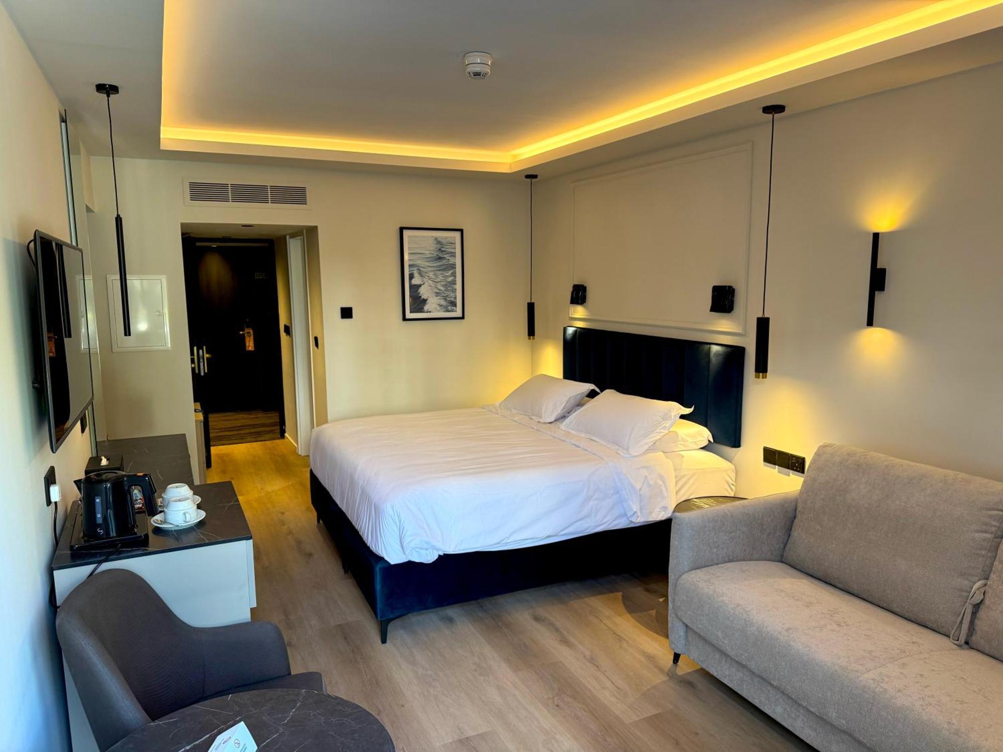 Odysseia Hotel Kapetanios Limassol Bagian luar foto