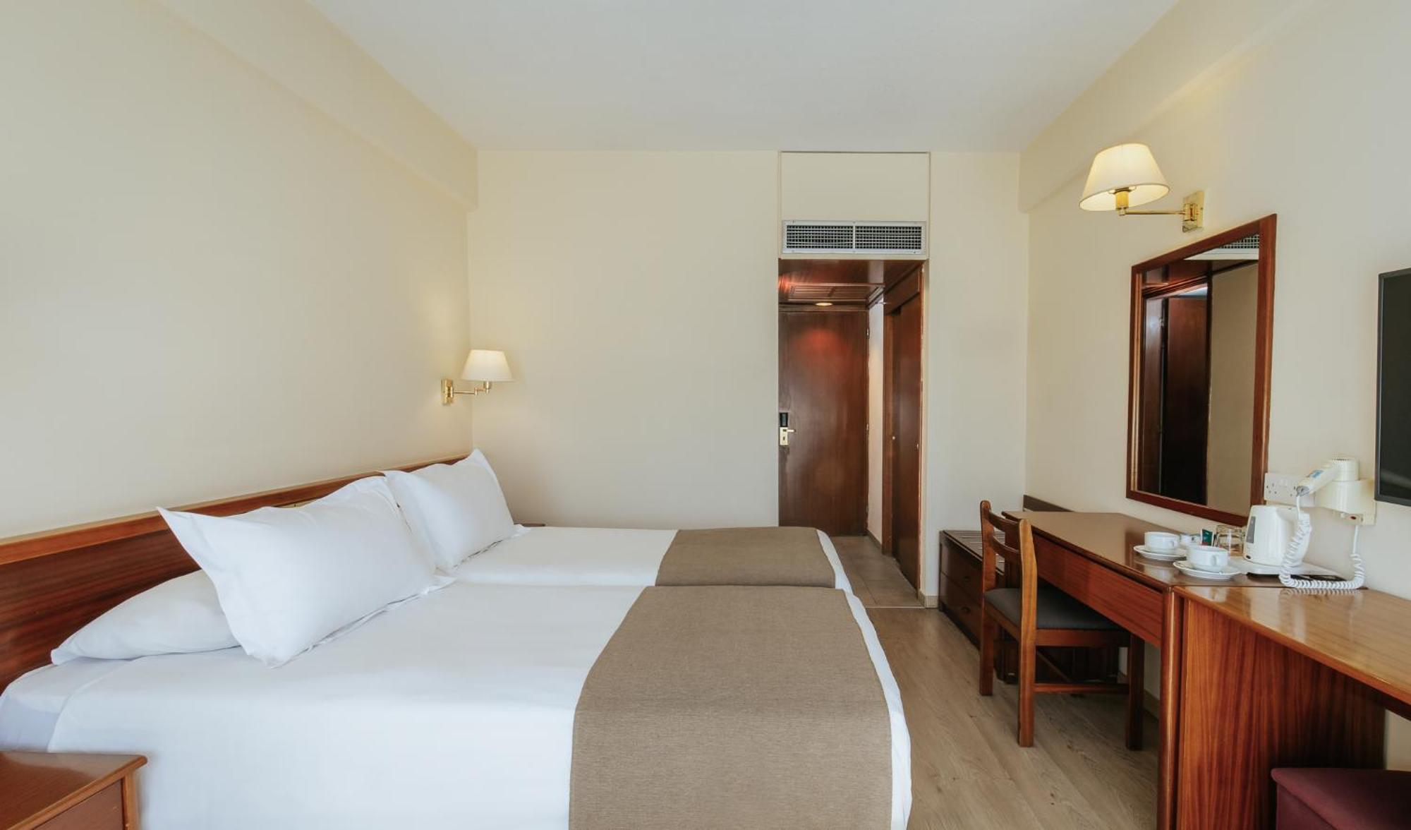 Odysseia Hotel Kapetanios Limassol Bagian luar foto